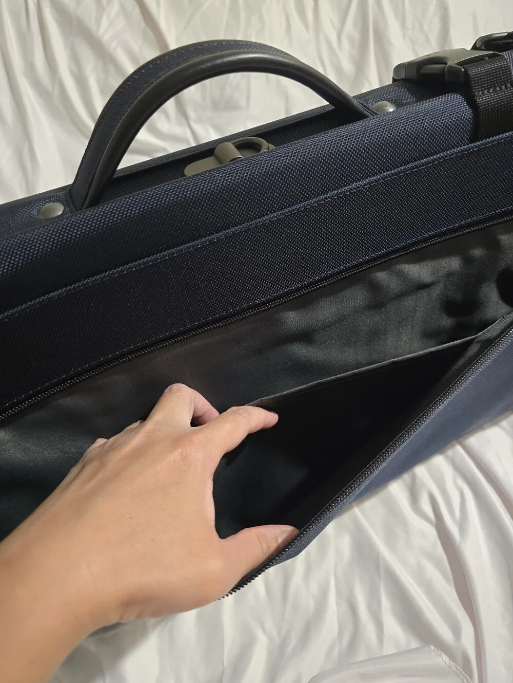 Tumi nwot trifold